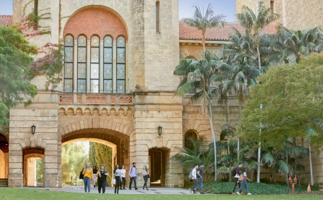 争议中的西澳高校大合并：世界排名跃升VS学生抗议，70,000人教育航母将启航